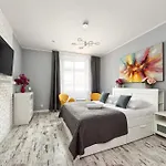 Mikolajska 5 *