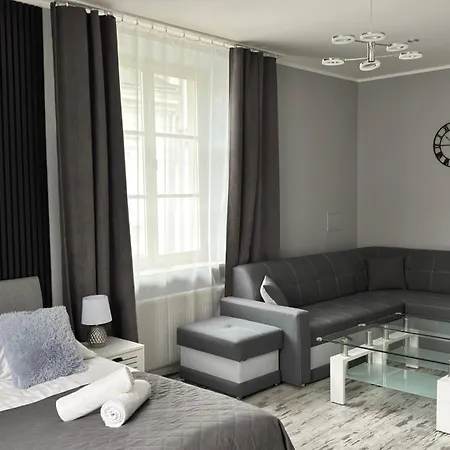 Mikołajska 5 *